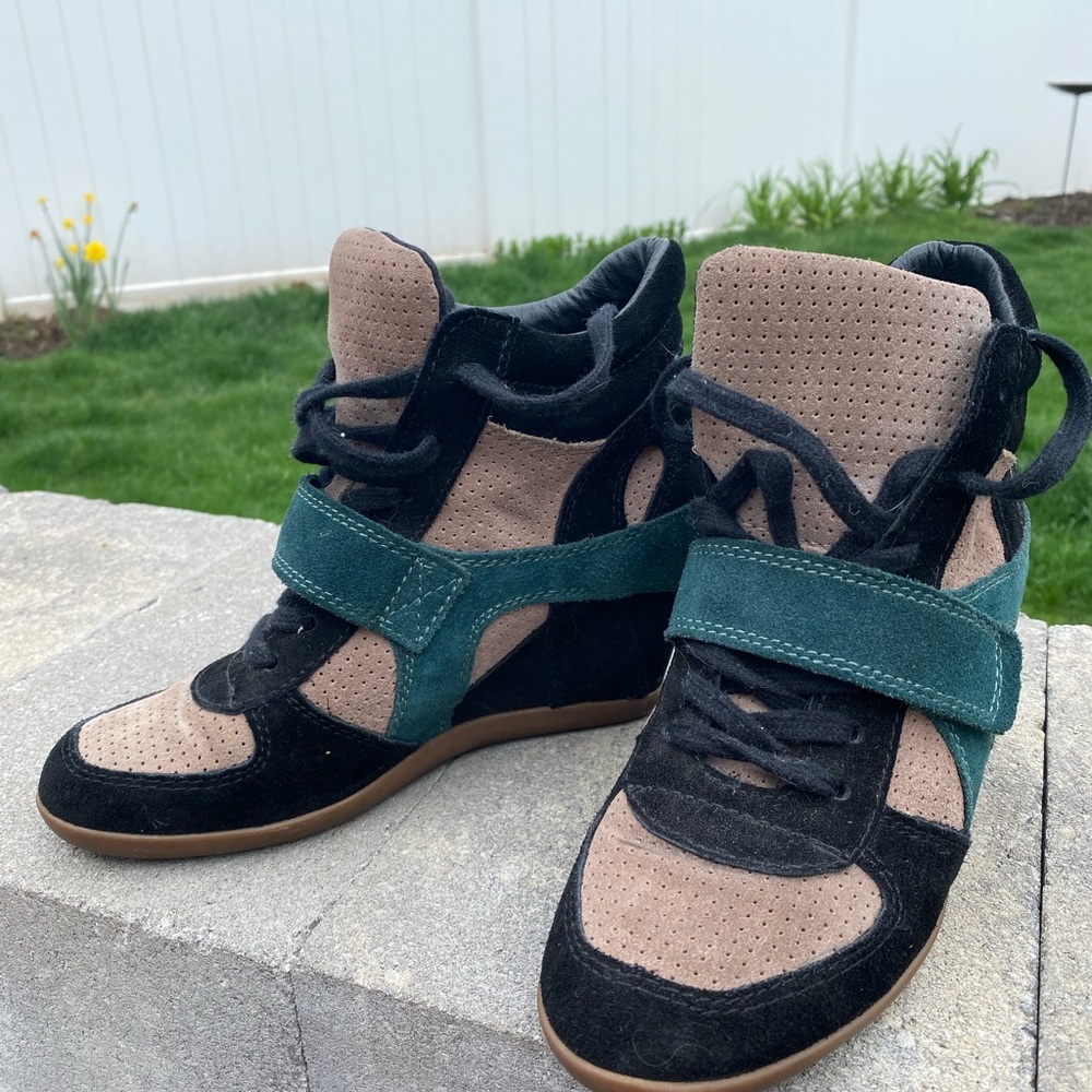 Practically Brand New!!!! Worn A Handful Of Times… - image 3